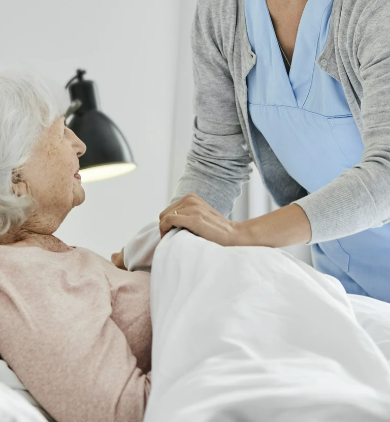 opieka nad&nbsp;starszą kobietą